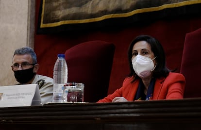 La ministra de Defensa, Margarita Robles, ayer en el Centro Superior de Estudios de la Defensa Nacional (Ceseden), junto al general Luis Torcal.