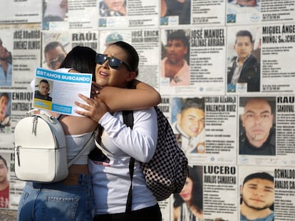 Las familiares de una persona desaparecida durante una protesta en Guadalajara, Jalisco, el 10 de mayo de 2022.