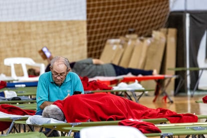 Desplazados por los incendios pasan la noche en el polideportivo de La Bañeza, León, este miércoles. Incendios Zamora.