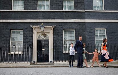 O ex-primeiro-ministro britânico David Cameron, depois de conversar com a imprensa, deixa sua residência oficial junto com a família no número 10 da Downing Street, depois de apresentar formalmente sua renúncia à rainha Elizabeth II, em 13 de julho de 2016.