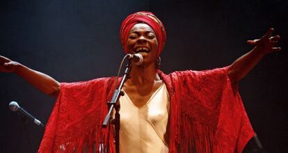 La cantante Concha Buika, durante su actuaci&oacute;n en el teatro del C&iacute;rculo de Bellas Artes de Madrid