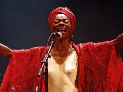 La cantante Concha Buika, durante su actuaci&oacute;n en el teatro del C&iacute;rculo de Bellas Artes de Madrid