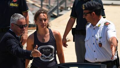 Carola Rackete, capiatan del Sea-Watch 3, en su desembarco en Italia el 1 de julio. 