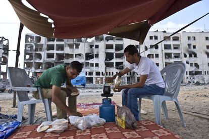 Adham (a la izquierda) y su hermano Ibrahim desayunan en las calles de Beit Hanun este jueves