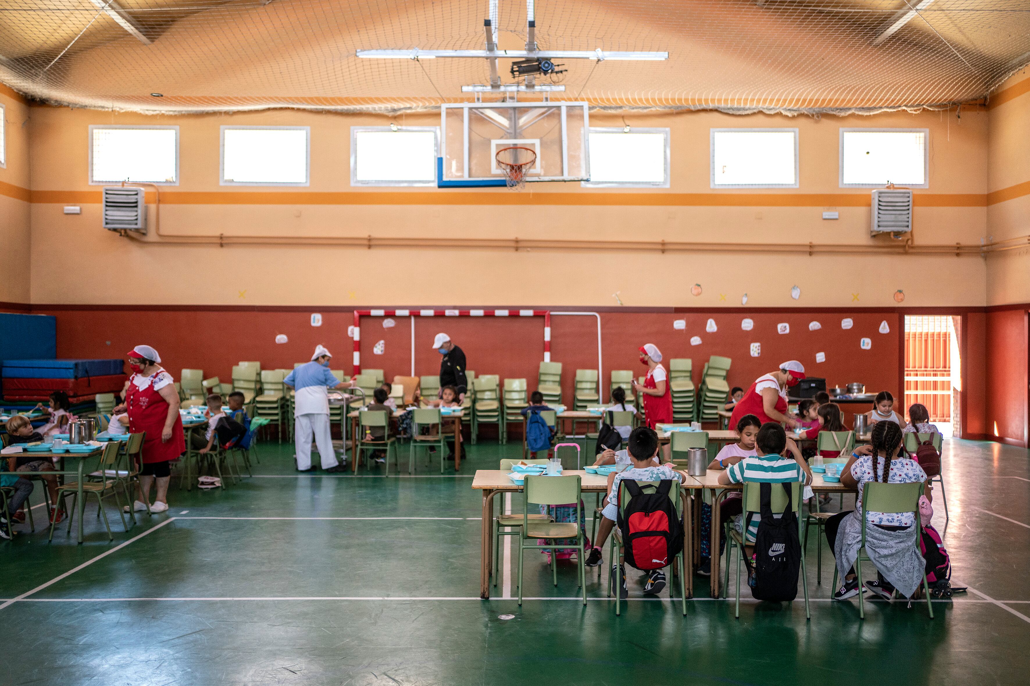 El equipo directivo del colegio Eduardo Rojo ha trasladado el comedor al gimnasio para cumplir con las medidas de seguridad.