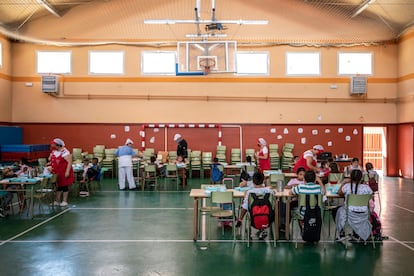 El equipo directivo del colegio Eduardo Rojo ha trasladado el comedor al gimnasio para cumplir con las medidas de seguridad.
