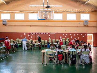 Comedor instalado en el colegio Eduardo Rojo de Madrid, en septiembre de 2020, para reducir el riesgo de contagio dentro de la escuela.
