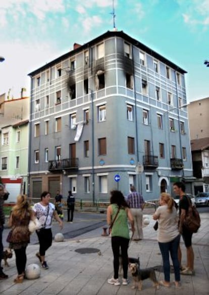 Edificio incendiado en el barrio de Lutxana, en Barakaldo.