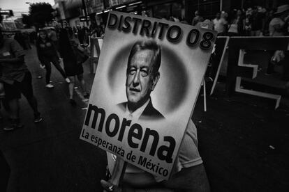 Simpatizantes de Morena caminan por las calles del centro de Tijuana al término del mitin de Andrés Manuel López Obrador.