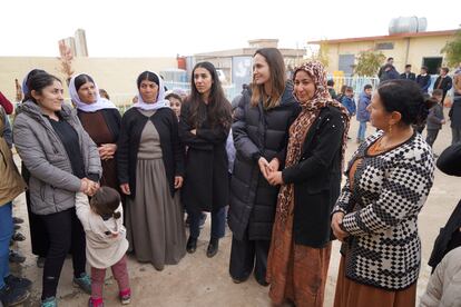 Angelina Jolie junto a la Premio Nobel de la Paz Nadia Murad en su visita a Sinjar (Irak), el 1 de febrero de 2023.