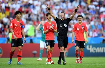 Mark Geiger pide el VAR en el Corea-Alemania.