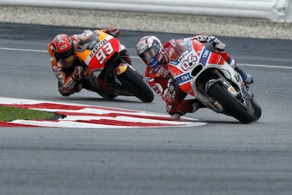 Dovizioso y M&aacute;rquez, en el circuito de Sepang, durante el &uacute;ltimo gran premio.