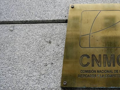 La CNMC insta a Telefónica a “modificar o aclarar” su oferta de internet y ‘smartphones’