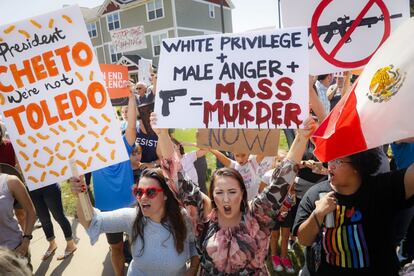 Un grupo de manifestantes porta pancartas durante una protesta con motivo de la visita de Donald Trump a Dayton.