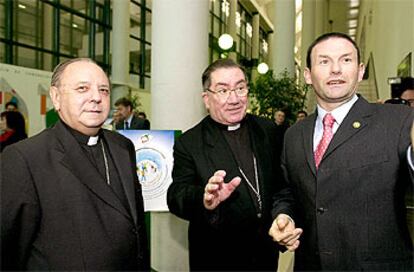 Ibarretxe, con los obispos de San Sebastián, Juan María Uriarte, a la izquierda, y de Vitoria, Miguel Asurmendi, durante la inauguración ayer de unas jornadas sobre Centros de Iniciativa Social de la Iglesia católica en Euskadi.