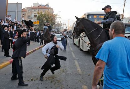 Un agente israelí a caballo dispersando una manifestación de judíos ultra-ortodoxos contra el ejercíto israelí en Bnei Brak, una ciudad cercana a Tel Aviv.