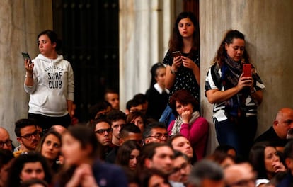 Un grupo de j&oacute;venes consulta su m&oacute;vil mientras el papa Francisco habla en la bas&iacute;lica de Santa Maria Maggiore, en Roma, el pasado mes de abril.