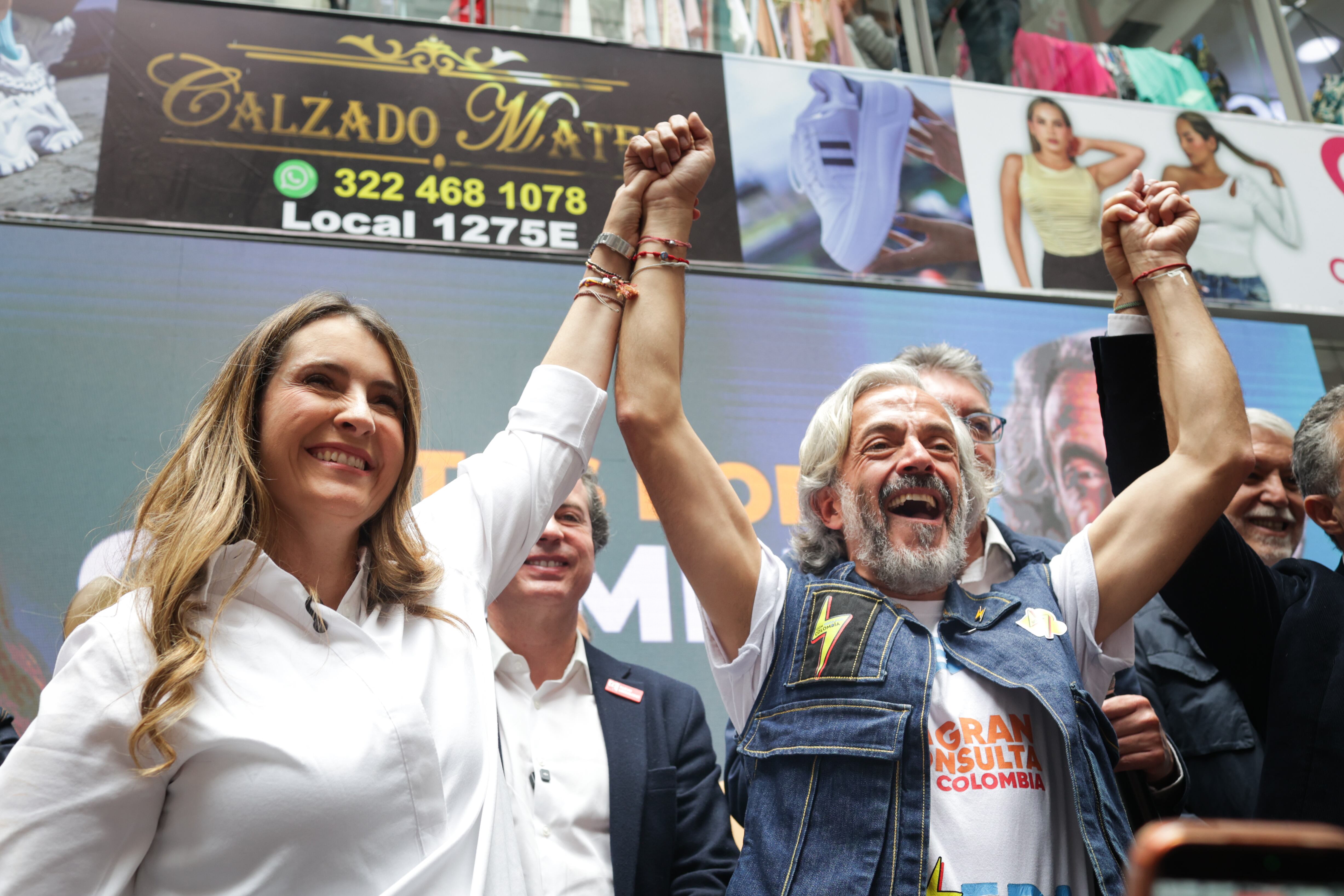 Paloma Valencia y Juan Daniel Oviedo, en Bogotá, el 12 de marzo.