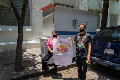 Yuriko Hiray y Hugo Mendoza, de la Red Chilanga en Defensa del Arte y la Gráfica Popular (Rechida), colocaron carteles como éste en puestos en la colonia Sta. María la Ribera.