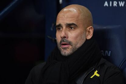 Guardiola, entrenador del Manchester City, con su lazo amarillo en favor del independentismo catal&aacute;n. 