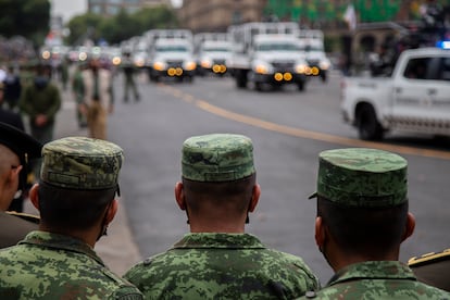 Integrantes del Ejercito Mexicano en una avenida de Ciudad de México durante el desfile cívico militar por el 212 aniversario de la Independencia, el 16 de septiembre de 2022.