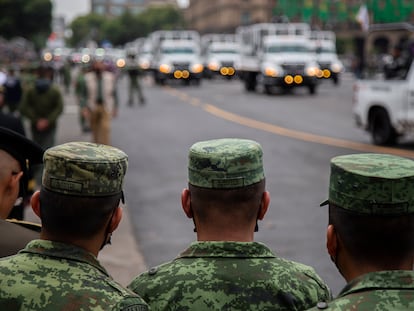 Integrantes del Ejercito Mexicano en una avenida de Ciudad de México durante el desfile cívico militar por el 212 aniversario de la Independencia, el 16 de septiembre de 2022.