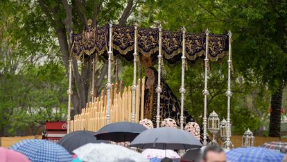 La Hermandad de la Sagrada Cena, a su paso por la Carrera Oficial, este domingo en Sevilla.