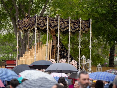 La Hermandad de la Sagrada Cena, a su paso por la Carrera Oficial, este domingo en Sevilla.