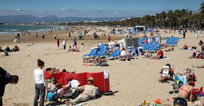 Turistas en la playa de Llevant de Salou, Tarragona.