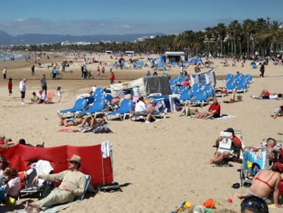 Turistas en la playa de Llevant de Salou, Tarragona.