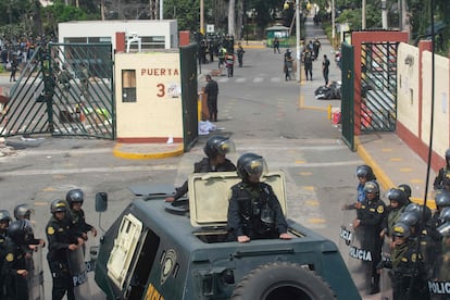 La policía antidisturbios al ingresar al campus de la Universidad de San Marcos, el 21 de enero.