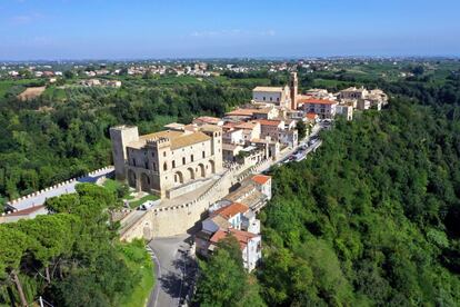 En lo más alto de un promontorio rocoso, en el corazón de la región de los Abruzzo, se alza este pequeño <i>borgo</i> medieval presidido por el imponente castillo ducal que alberga la torre del Olivo, del siglo XII, y un museo con piezas de arte griego, etrusco y bizantino, muchas recuperadas de las excavaciones realizadas en una villa romano-bizantina próxima al pueblo. En verano, <a href="http://www.comune.crecchio.ch.gov.it/" target="_blank">Crecchio</a> alberga festivales que recrean la atmósfera medieval, con juegos y comidas de aquella época. Igual de evocador es darse un paseo por el pueblo, jalonado de hermosas casas de piedra perfectamente restauradas. En sus calles y plazas será difícil encontrar un papel tirado en el suelo pero sí, en cambio, composiciones florales que ensalzan su belleza. El teatro, semioculto detrás de una plaza, es otro inesperado hallazgo para el viajero más inquieto.