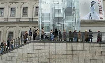 Imagen de las colas formadas ayer a las puertas del Museo Reina Sofía, de Madrid.