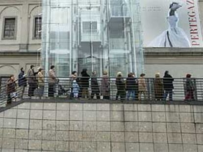 Imagen de las colas formadas ayer a las puertas del Museo Reina Sofía, de Madrid.