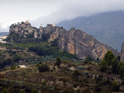 Vista de Guadalest, con la sierra de Serrella, al fondo, cubierta por las nubes.