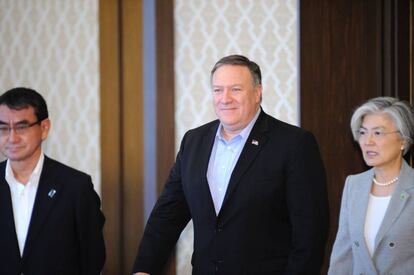 Pompeo, en el centro, este domingo en Tokio con sus homólogos japonés y surcoreana