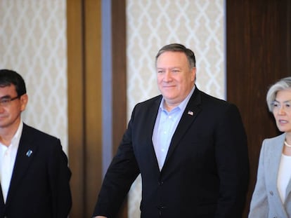 Pompeo, en el centro, este domingo en Tokio con sus homólogos japonés y surcoreana