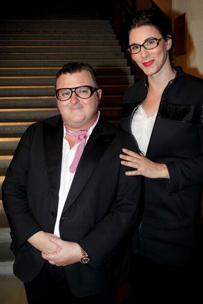 La CEO de Coty con Alber Elbaz en París, en una imagen con tomada hace nueve años.
