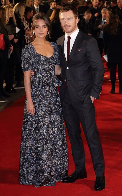 Alicia Vikander y su marido, Michael Fassbender, en una alfombra roja en 2016.