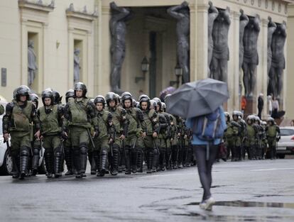 Soldados del Ministerio del Interior Ruso intentan bloquear la marcha de los participantes en las protestas en San Petersburgo.