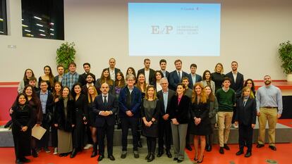 Foto de familia de la 36ª promoción de la Escuela de Periodismo UAM-EL PAÍS con instituciones.