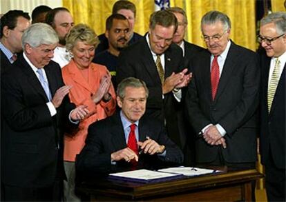 Bush es aplaudido por varios congresistas tras firmar la nueva ley antiterrorista.