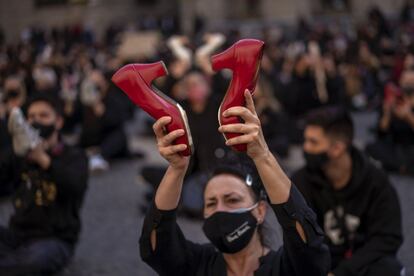 Una bailaora de flamenco sostiene sus zapatos de baile durante una protesta organizada por asociaciones de danza contra las restricciones por el virus, en Barcelona. Cataluña ha registrado hasta este martes 302.968 casos confirmados acumulados de coronavirus, 3.022 más que en el recuento del lunes, ha informado la Conselleria de Salud de la Generalitat a través de su página web.