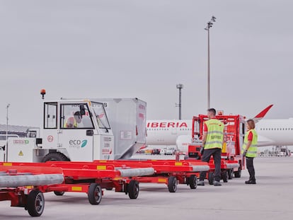 Operarios de los servicios de Iberia a pie de pista.