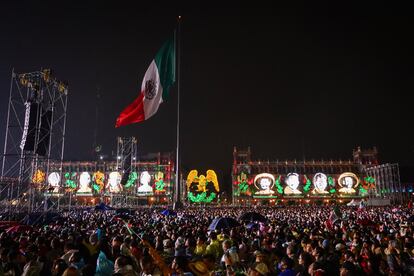 La multitud espera bajo la lluvia que se presentó horas antes de la Ceremonia de Independencia. 