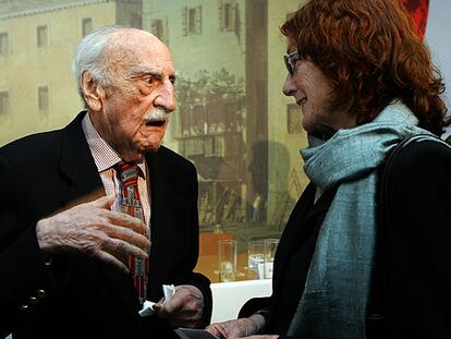 El escritor y académico Francisco Ayala habla con la directora de la Biblioteca Nacional, Rosa Regàs.
