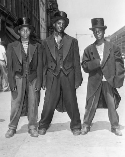 Tres chicos vestidos con 'zoot suits' en 1943.