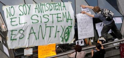 Uno de los jóvenes acampados en la Puerta del Sol de Madrid que permanecen en el 'kilómetro cero' de España