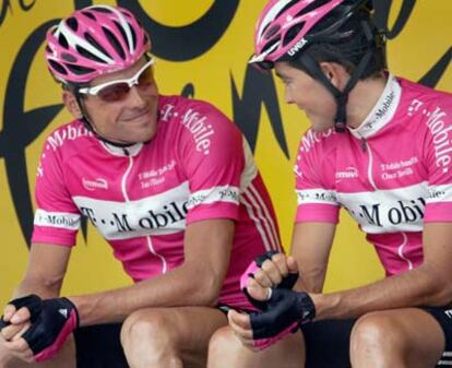 Jan Ullrich (izquierda) y Óscar Sevilla, antes de tomar la salida en una etapa del pasado Tour.