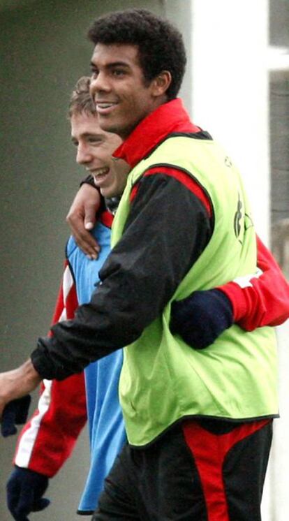 Jonás Ramalho abraza a Muniain en el entrenamiento de ayer.